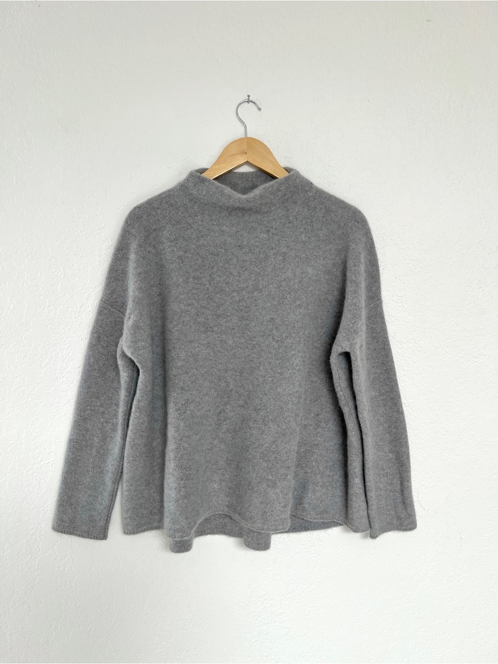 VINCE cashmere sweater funnel neck plush light grey pullover / size S